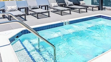 Kolam renang rooftop