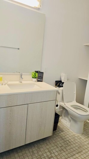 Căn hộ, 2 phòng ngủ | Phòng tắm | Buồng tắm vòi sen, đồ dùng nhà tắm miễn phí, máy sấy tóc, khăn tắm