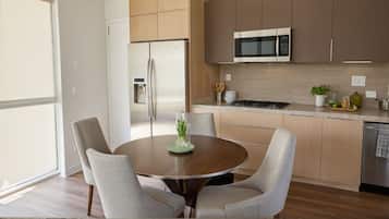 Apartment, 2 Bedrooms | In-room dining