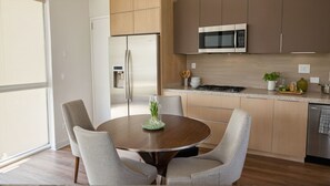 Apartment, 2 Bedrooms | In-room dining