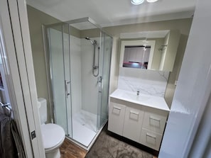 Dusche, Haartrockner, Bidet