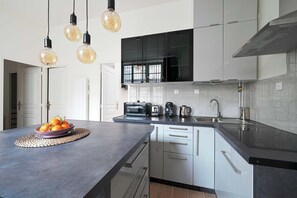 Microwave, stovetop, dishwasher, coffee/tea maker - Bel Appartement Buttes-chaumont (Paris)