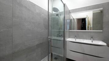 Een douche, een haardroger, handdoeken