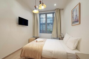 2 bedrooms, desk, WiFi, bed sheets
