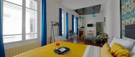 Tabla de planchar con plancha, wifi, ropa de cama