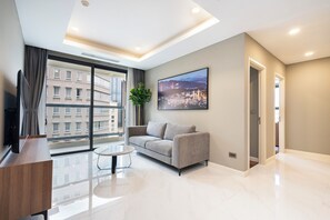 Flat-screen TV - The Rixx Madison Tower With Pool and Gym (Ben nghe quan mot)