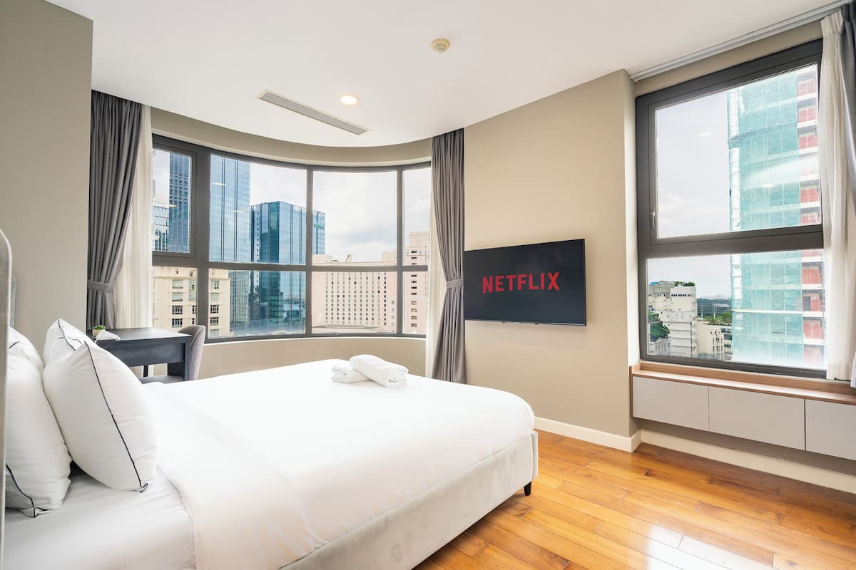 Escritorio, espacio para trabajar con laptop y wifi gratis