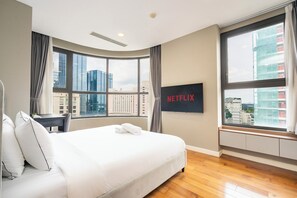 Escritorio, espacio para trabajar con un portátil, wifi gratis