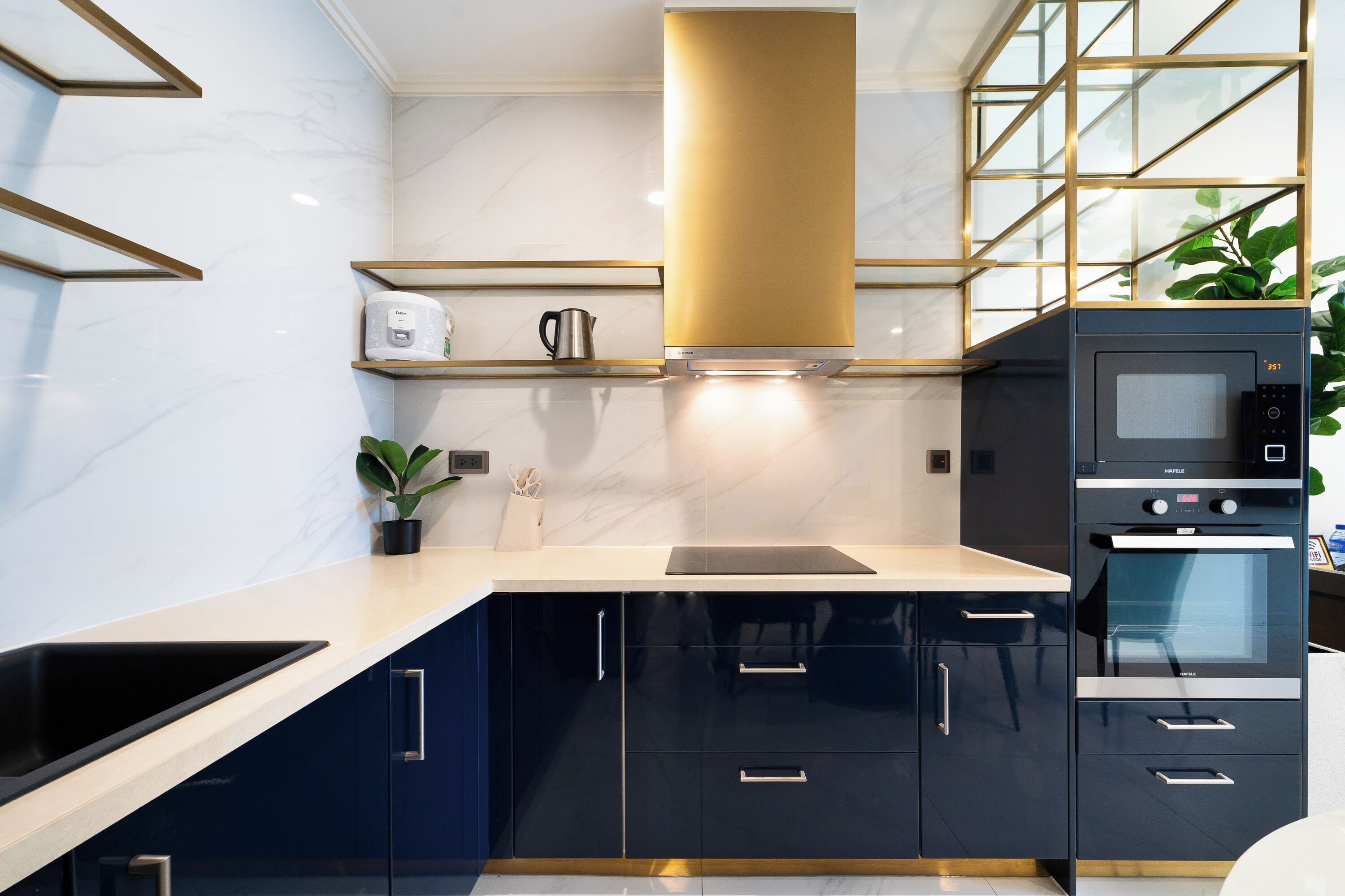Apartamento superior, 2 quartos, sacada, vista para a cidade | Cozinha compartilhada | Geladeira, micro-ondas, cooktop, talheres/pratos/utensílios de cozinha