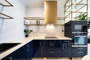 Appartement supérieur, 2 chambres, balcon, vue sur la ville | Cuisine partagée | Réfrigérateur, four à micro-ondes, surface de cuisson