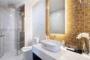 Apartamento superior, 3 habitaciones, balcón, vistas a la ciudad | Baño | Bañera y ducha independientes, toallas, jabón y champú