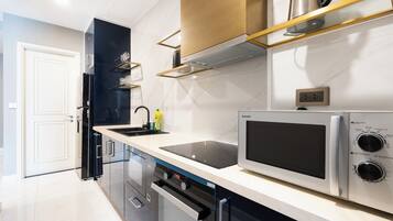 Frigorífico, microondas, placa de cocina y utensilios de cocina