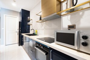 Tủ lạnh, lò vi sóng, bếp nấu, dụng cụ nấu nướng/bát dĩa/dao nĩa 