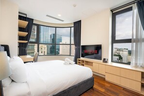 Desk, laptop workspace, free WiFi - The Rixx Madison Tower With Pool and Gym (Ben nghe quan mot)