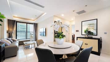 Apartamento superior, 2 habitaciones, balcón, vistas a la ciudad | Zona de estar