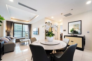 Căn hộ Superior, 2 phòng ngủ, ban công, quang cảnh thành phố | Khu phòng khách