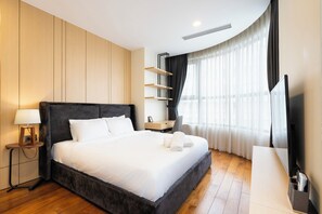 Desk, laptop workspace, free WiFi - The Rixx Madison Tower With Pool and Gym (Ben nghe quan mot)