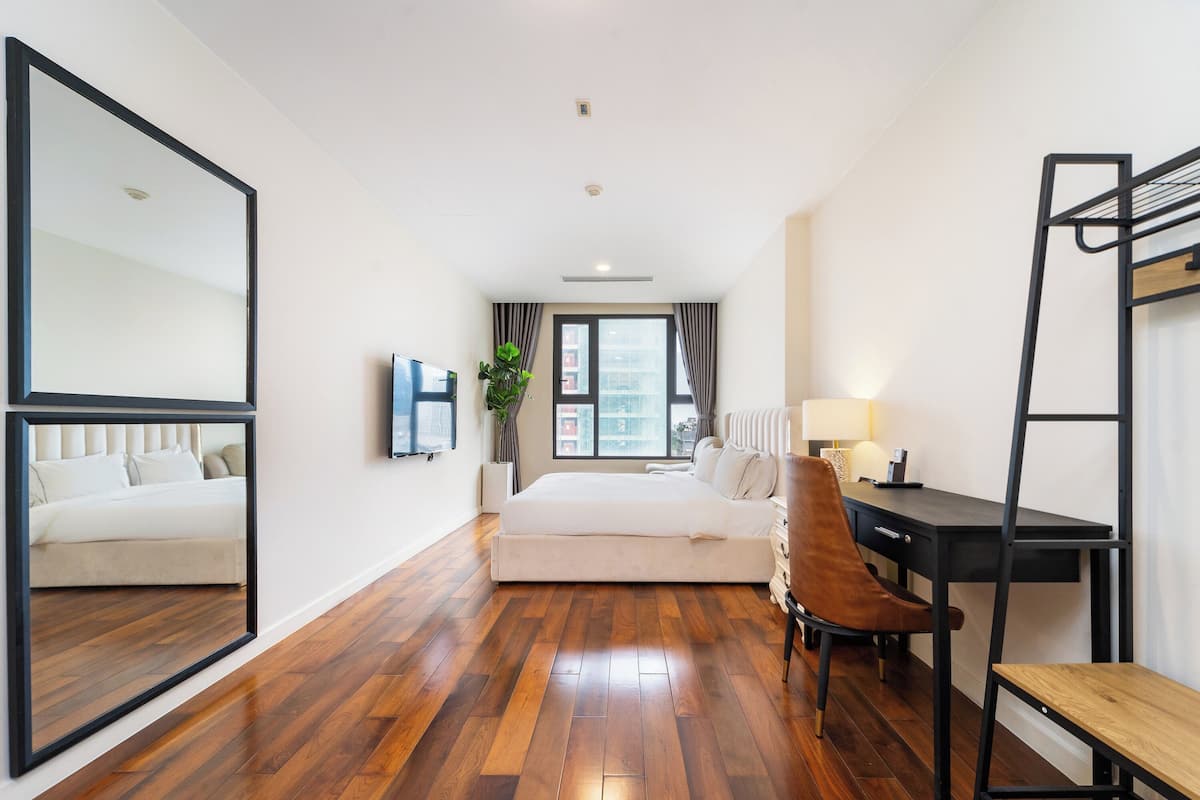 Escritorio, espacio para trabajar con laptop y wifi gratis