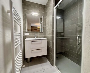 Towels - Soldanelles A02: Your T3 + Mountain Corner in the Heart of Châtel (CHATEL)