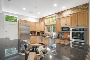 ثلاجة، ميكروويف، فرن، موقد طهي مسطح