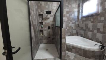 Douche, baignoire Ă jets, serviettes fournies, savon