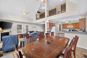 Una televisión, videojuegos, libros, una oficina