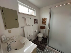 Shower, hair dryer, bidet, towels - Perfect 2-bedroom house with AC in Walnut Creek (Walnut Creek)