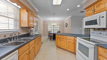 Fridge, microwave, stovetop, dishwasher