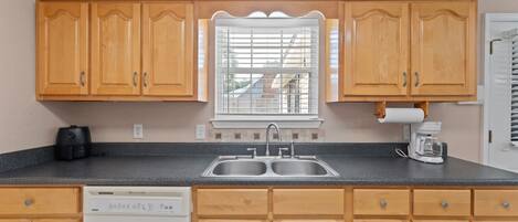 Kühlschrank, Mikrowelle, Herdplatte, Geschirrspüler