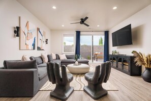 TV - Elegant Retreat Near Zion – Spacious & Luxurious - Private Spa (Hurricane)