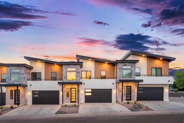 Exterior - Elegant Retreat Near Zion – Spacious & Luxurious - Private Spa (Hurricane)