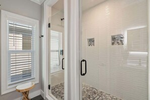 Dusche, Haartrockner, Handtücher, Shampoo