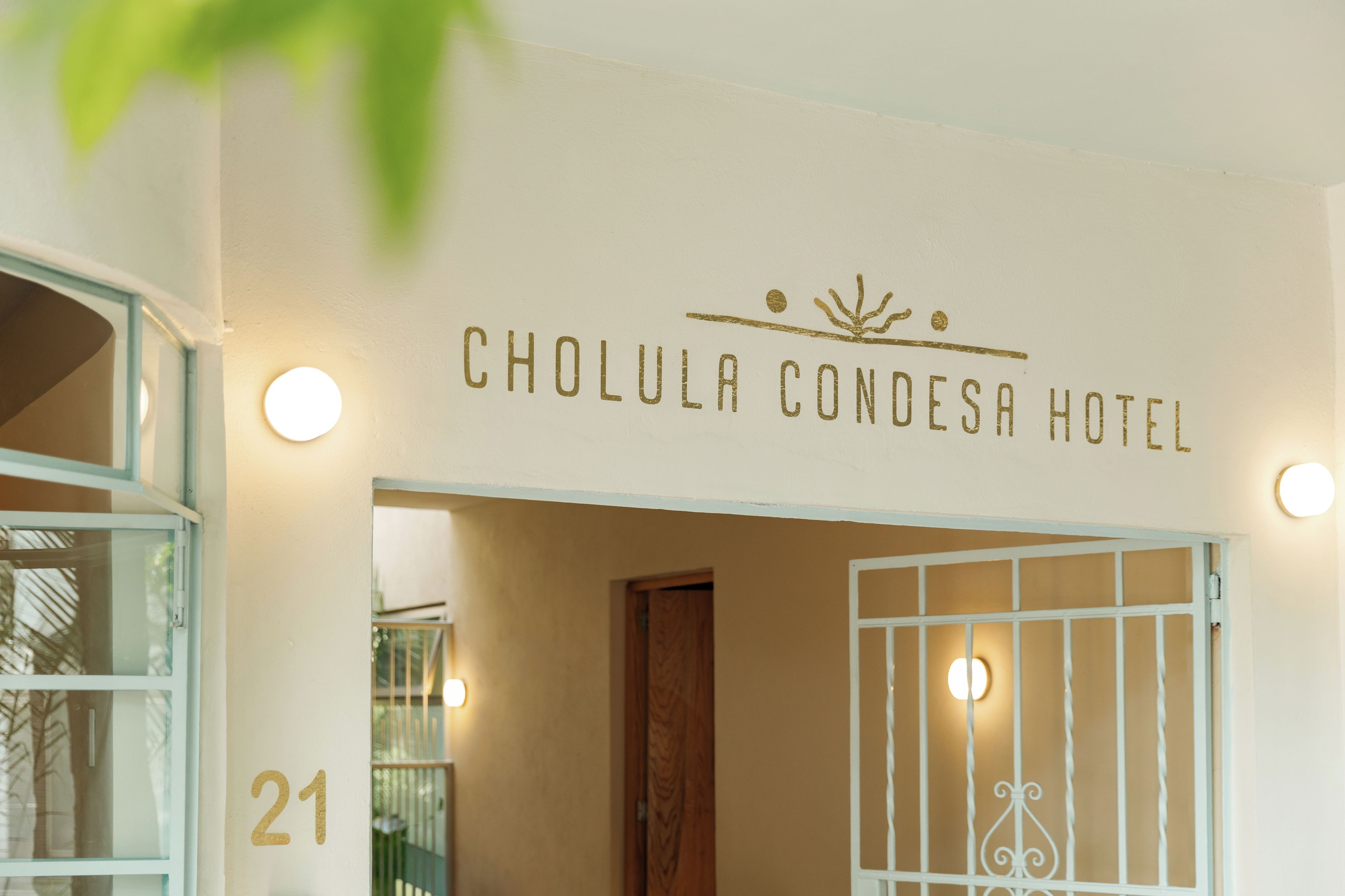 La entrada al Hotel Choulala Condesa, con un cartel sobre la puerta y el número 21 en la pared.
