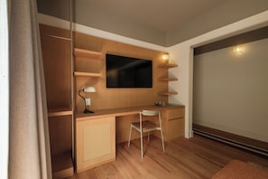 Deluxe Suite, 2 Bedrooms | Living area