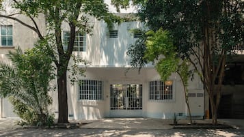 Vista frontal de la propiedad