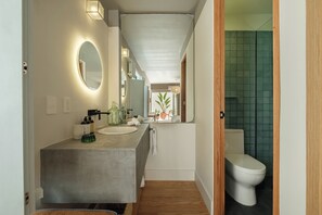 Habitación Deluxe, 1 cama King size | Baño | Regadera, regadera tipo lluvia, secadora de cabello, toallas