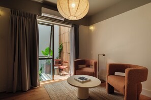 デラックス ルーム キングベッド 1 台 | リビング エリア | 50 インチの薄型テレビ (デジタル放送視聴可)