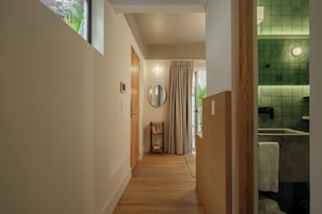 Deluxe Room, 1 King Bed | Bathroom