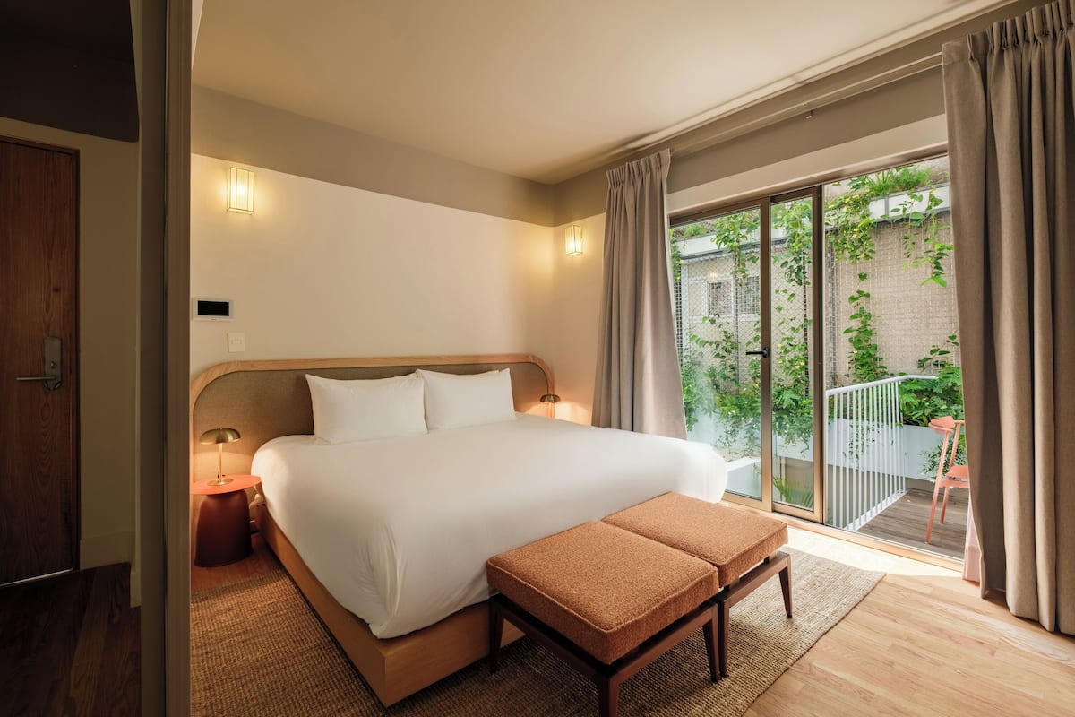Deluxe Suite, 2 Bedrooms | Peralatan tempat tidur premium, gebar bulu kapas, peti besi dalam bilik