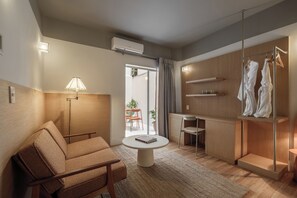 Rom – deluxe, 1 kingsize-seng | Oppholdsområde | En 50-tommers Flatskjerm-TV med digitale kanaler