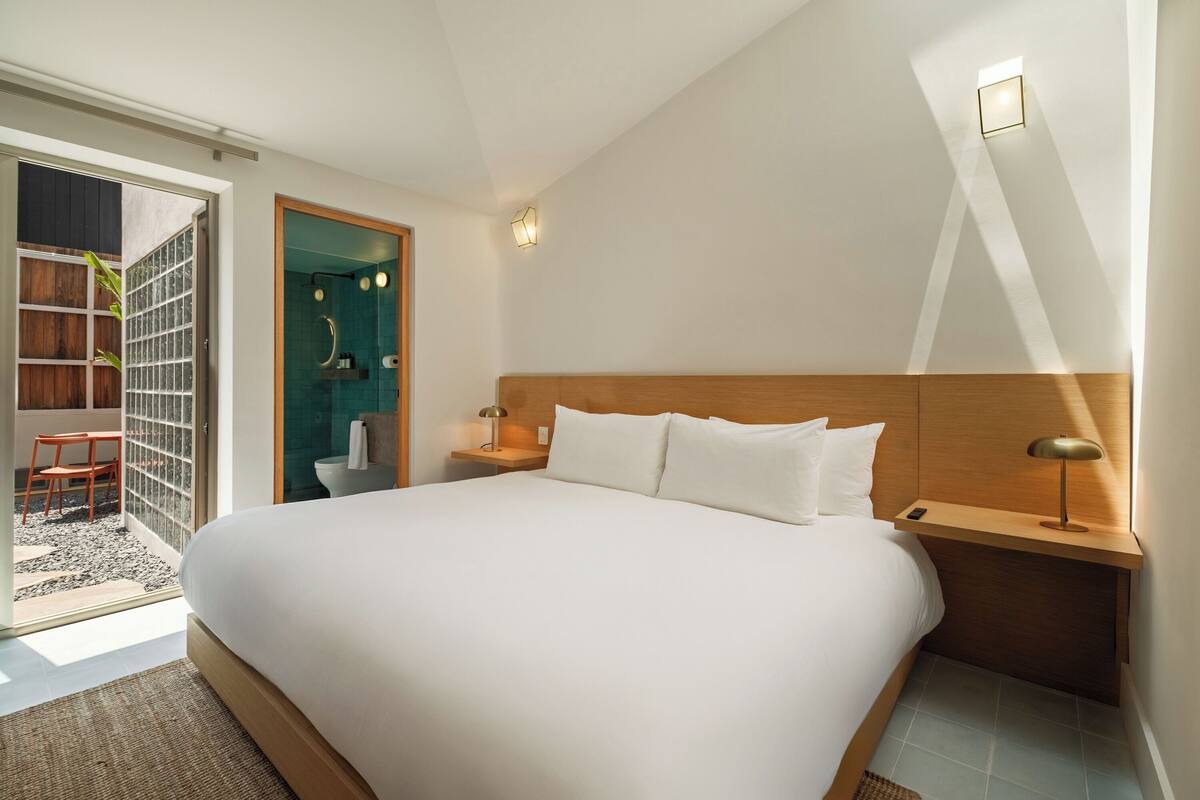 Deluxe Room, 1 King Bed | Premium bedding, down duvets, in-room safe, laptop workspace
