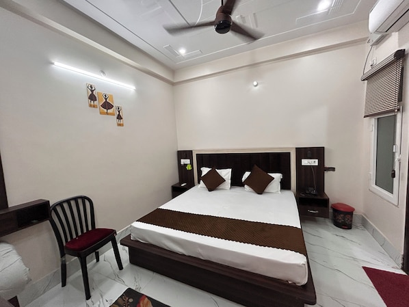 Deluxe Double Room | In-room safe, desk, free WiFi