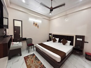 Deluxe Double Room | In-room safe, desk, free WiFi