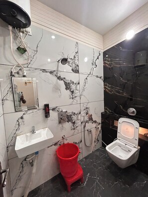 Deluxe Double Room | Bathroom | Shower, free toiletries, towels, soap