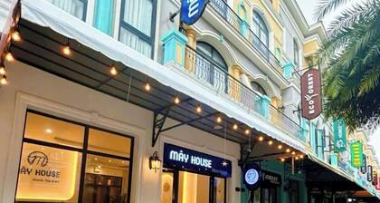 MĂąy House Grandworld on the beach