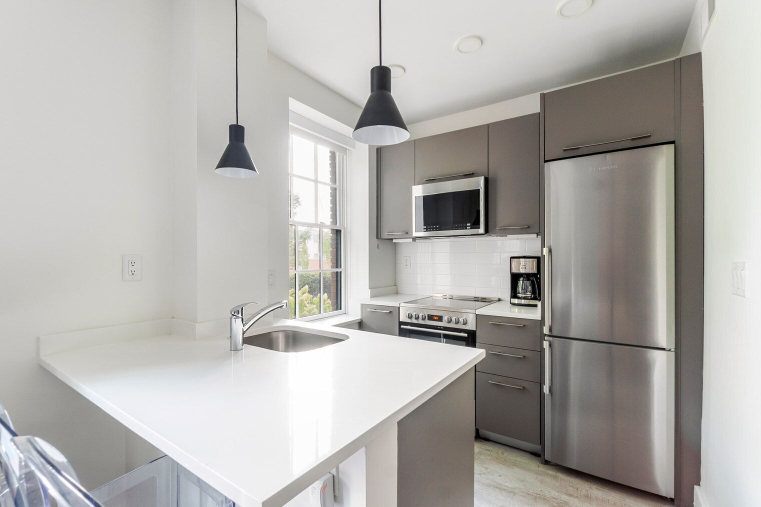 Frigorifero, microonde, forno, piano cottura