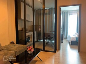 Apartment, 1 Bedroom, Accessible, Smoking | Living room