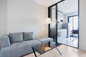 Apartment, 1 Bedroom, Accessible, Smoking | Living room