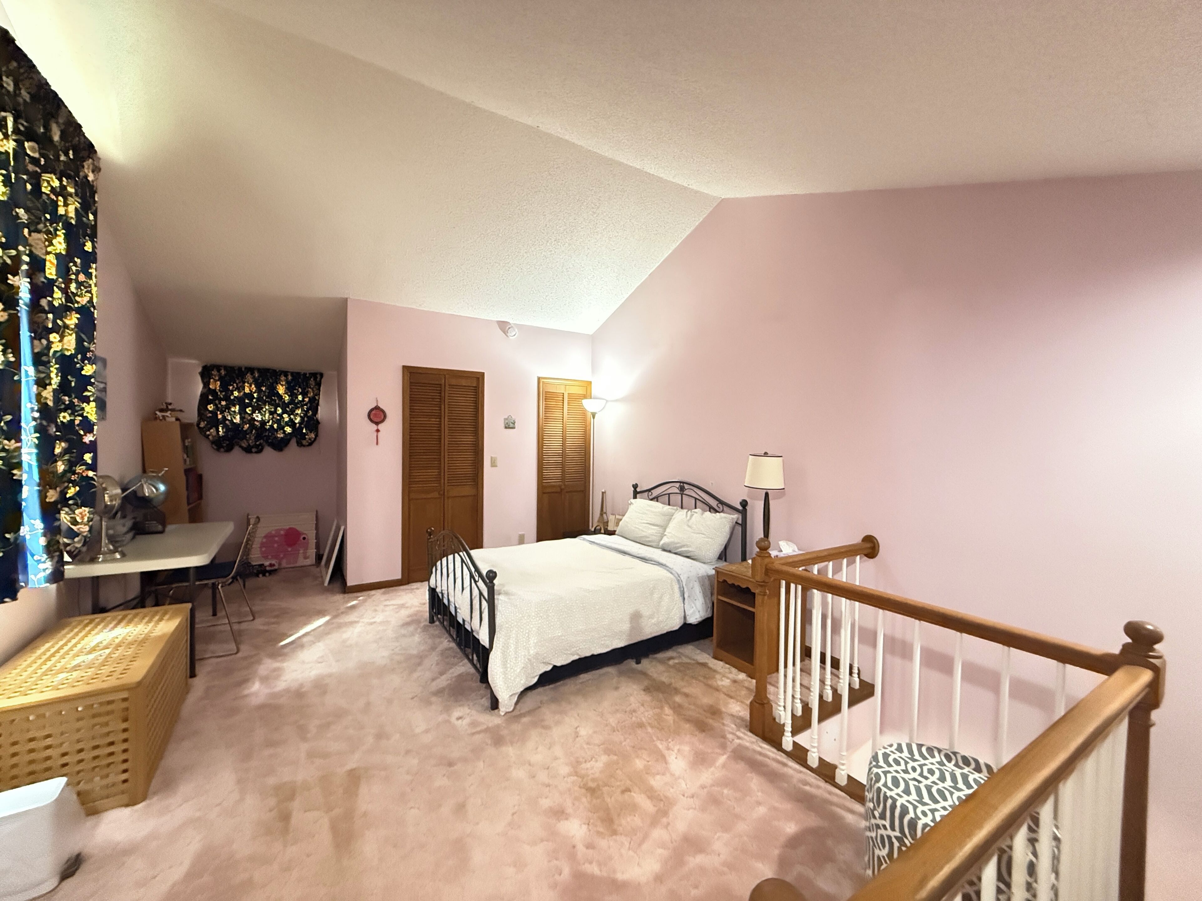 1 habitación, escritorio, tabla de planchar con plancha y cuna de viaje 