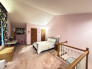 1 bedroom, desk, iron/ironing board, travel cot - Cozy Loft suite in Amherst NY (No Pet) (Buffalo)